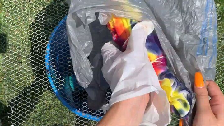 4 cool tie dye patterns that are fun easy to do, Leaving the t shirt to dry in the sun