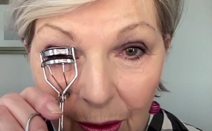 how to curl lashes use eyelash curlers for older women, Using an eyelash curler