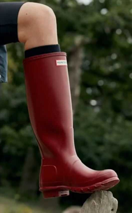 10 british style clothing staples the elements of british fashion, Wellington boots in an autumn stone color