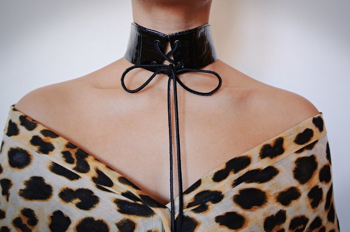 diy choker 3 ways to wear, 2 LACE UP BOW LOOK