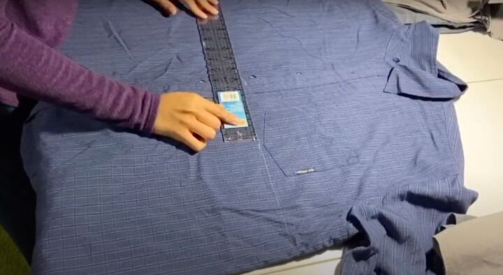 how to make a diy two tone color block shirt, Measuring a straight line