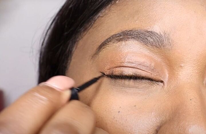 how to do a clean girl makeup look easy natural looking makeup, Applying liquid eyeliner