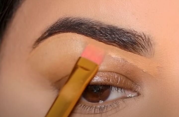 this 5 minute spotlight eye technique will become your favorite look, Filling out the line