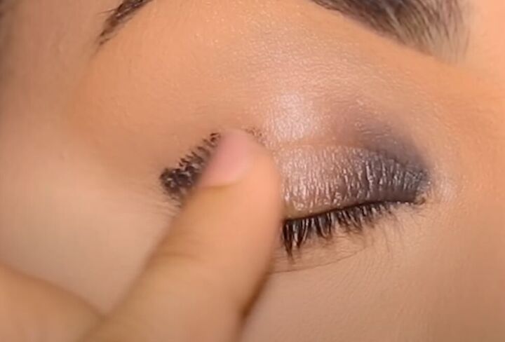 this 5 minute spotlight eye technique will become your favorite look, Using a fingertip to smudge and blend the eyeliner