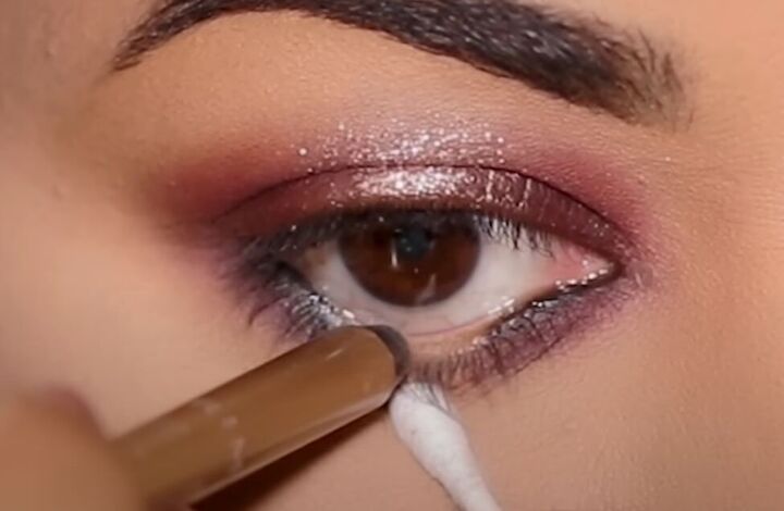this 5 minute spotlight eye technique will become your favorite look, Adding a spotlight in the waterline