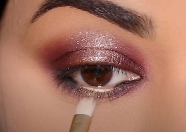 this 5 minute spotlight eye technique will become your favorite look, Adding glitter to the spotlight