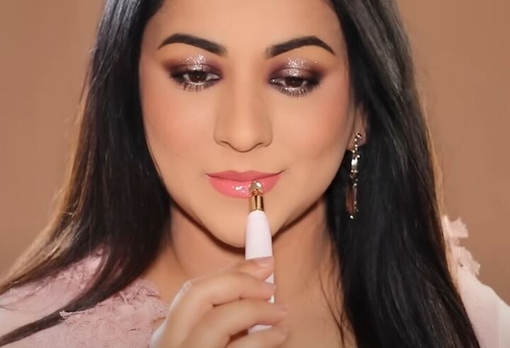 this 5 minute spotlight eye technique will become your favorite look, Adding some lip plump