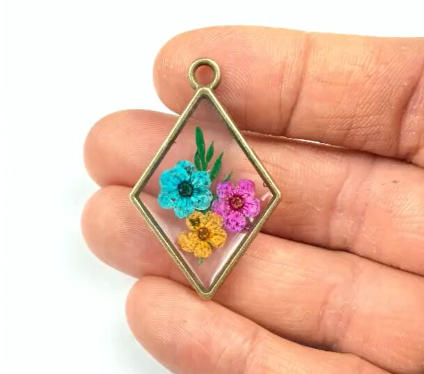 how to make a uv resin pendant with dried flowers, DIY dried flower resin pendant