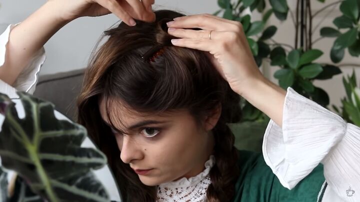 a silent movie makeover inspired by looks from the 1910s, Fixing the swirl to the head with bobby pins