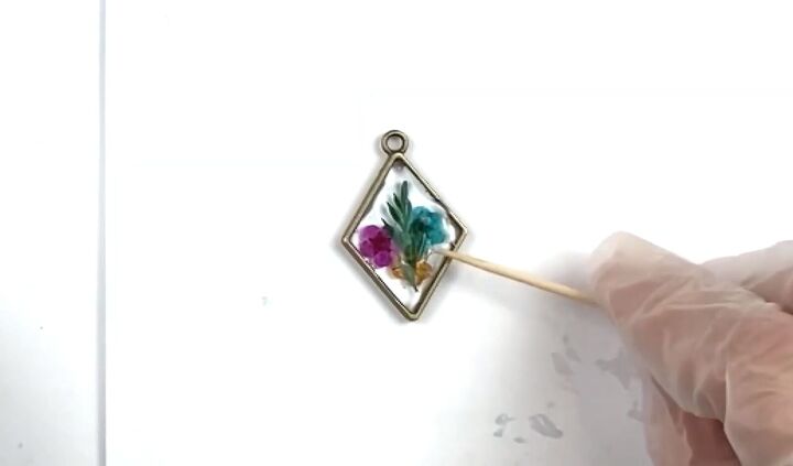 how to make a uv resin pendant with dried flowers, DIY resin jewelry