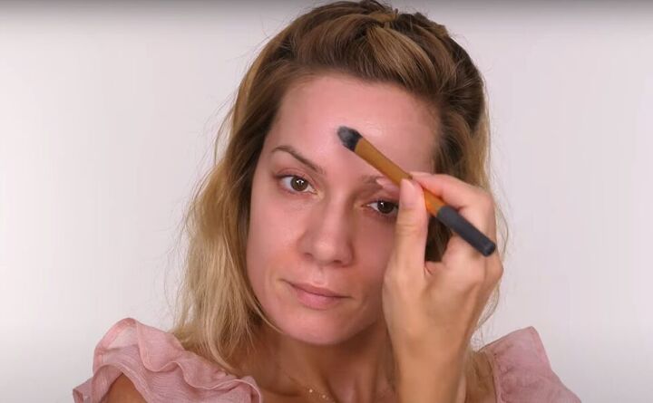 how to do quick easy makeup to match any lipstick color, Applying primer with a makeup brush