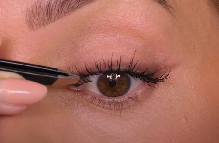 how to do quick easy makeup to match any lipstick color, Applying false eyelashes