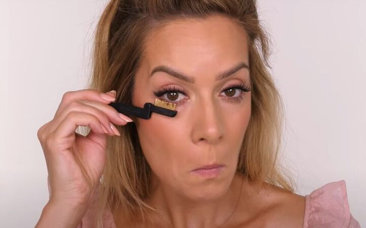 how to do quick easy makeup to match any lipstick color, Using a lash comb to make the mascara more subtle