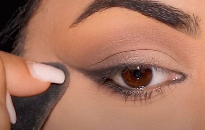 how to do siren eyes vs doe eyes which one is best for you, Applying translucent powder below the wing