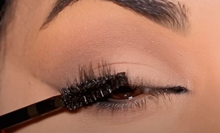 how to do siren eyes vs doe eyes which one is best for you, Using a volumizing mascara