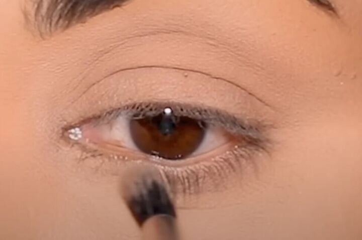 how to do siren eyes vs doe eyes which one is best for you, Blending the light shadow on the lower lash line