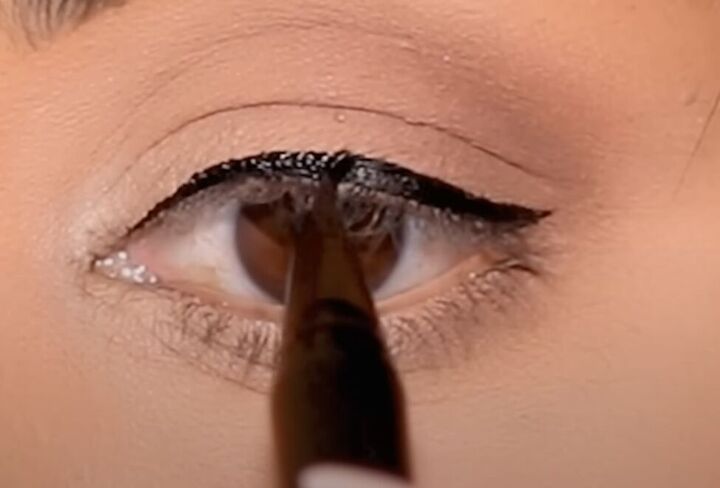 how to do siren eyes vs doe eyes which one is best for you, Applying eyeliner to the upper lash line