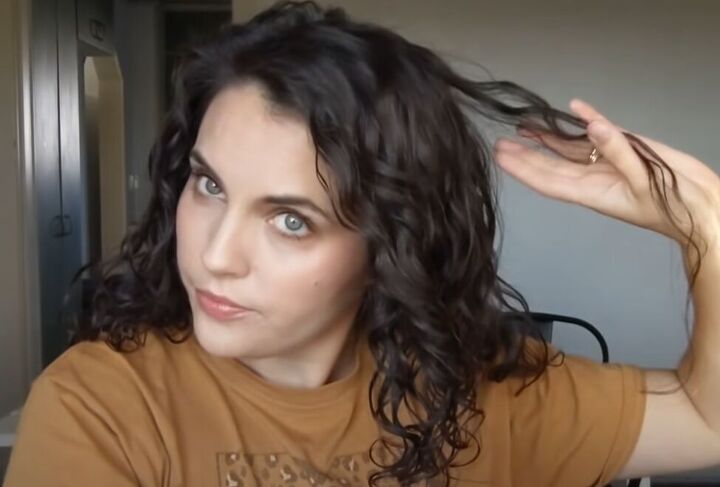 how to refresh curls between washes without frizz, DIY curl refresher routine
