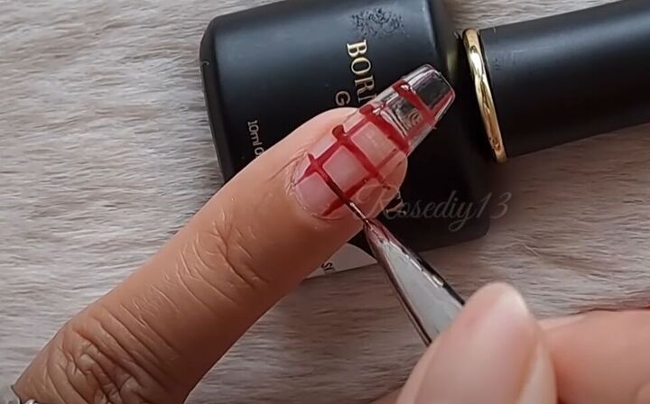 how to do quick simple red white nail art, How to do crosshatch nail art