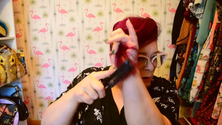 how to easily do a 1950s inspired vintage ponytail, Brushing through the ends