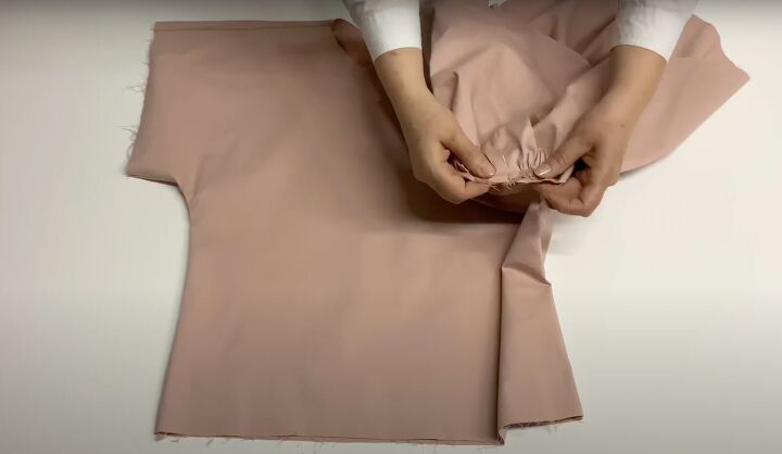 how to sew a diy puff sleeve top with dropped shoulders, Pinning to secure the sleeve in place