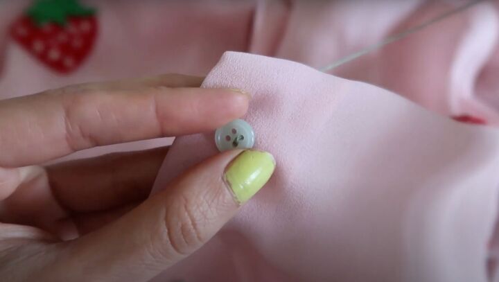 7 smart sewing hacks for beginners how to fix clothes with style, Using green embroidery floss
