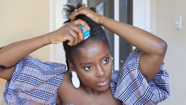 3 cute easy quick natural hairstyles with or without extensions, Brushing hair with conditioner
