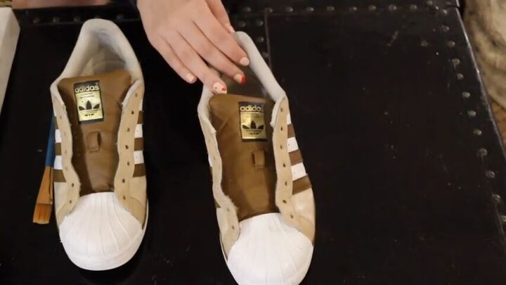 a fun and simple tutorial to customize old shoes and a thrifted bag, DIY shoe design