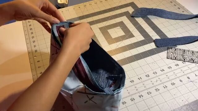 how to make a stylish upcycled shoulder bag, Attaching the zipper