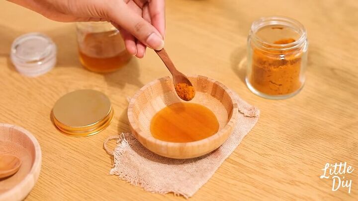 10 game changing beauty hacks and diy skincare recipes, Adding turmeric to raw honey