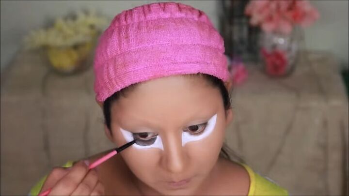 how to do bratz doll halloween makeup this year, Drawing on the iris