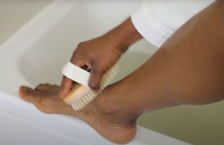 diy bath detox 8 easy steps to melt your worries away, Dry brushing legs