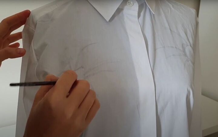 how to paint a spooky spiderweb shirt for halloween, Sketching spider design onto shirt