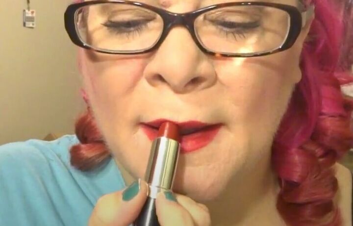 i love lucy costume diy tutorial for halloween, Applying cherry lipstick