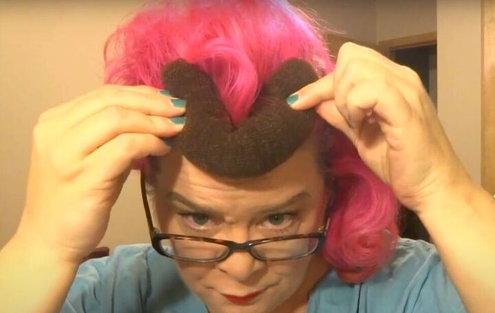 i love lucy costume diy tutorial for halloween, Pinning a French roll chignon in a U shape