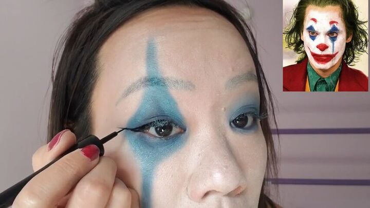 how to create female joker halloween makeup, Applying eyeliner