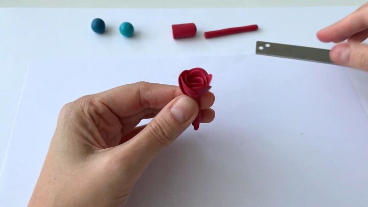 how to make beautiful colorful clay flowers, Rolling the clay flower