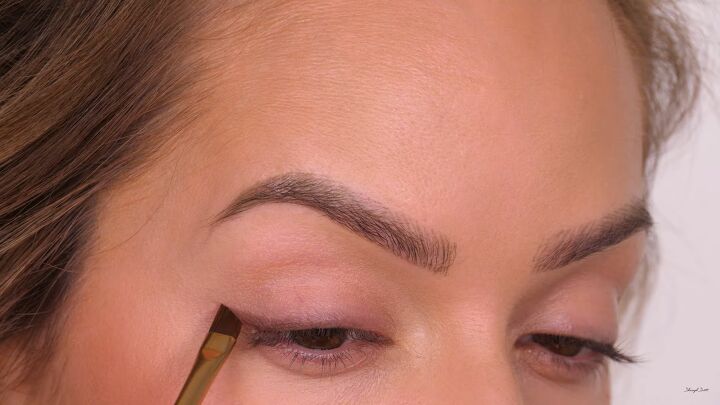 easy soft winged eyeliner tutorial, Applying soft winged eyeliner