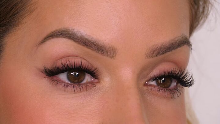 easy soft winged eyeliner tutorial, Completed soft winged eyeliner look with false lashes