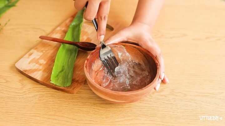 homemade aloe vera hair masks in 3 fun ways, Mashing aloe vera gel