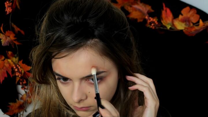 easy halloween jack o lantern makeup tutorial, Outlining eye with orange