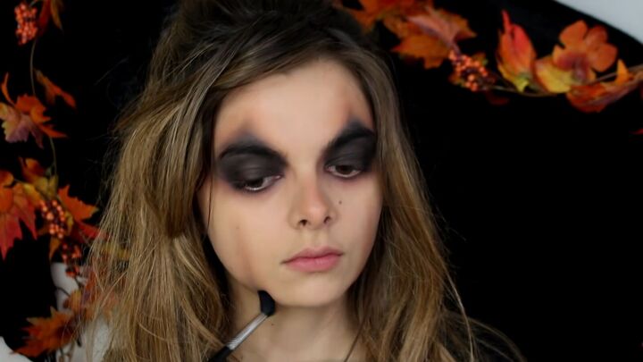 easy halloween jack o lantern makeup tutorial, Adding black eyeshadow