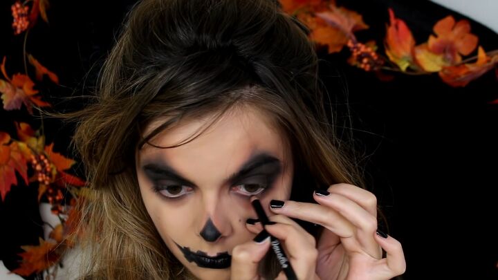 easy halloween jack o lantern makeup tutorial, Lining lash line