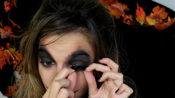 easy halloween jack o lantern makeup tutorial, Applying false eyelashes