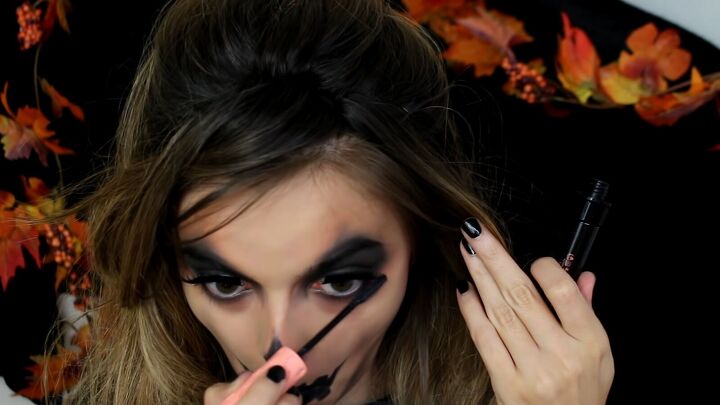 easy halloween jack o lantern makeup tutorial, Applying mascara