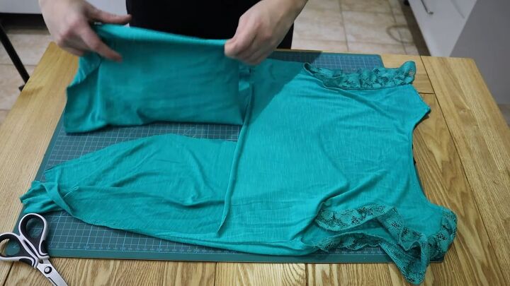 how to make 3 fun diy crop tops, Removing back panel
