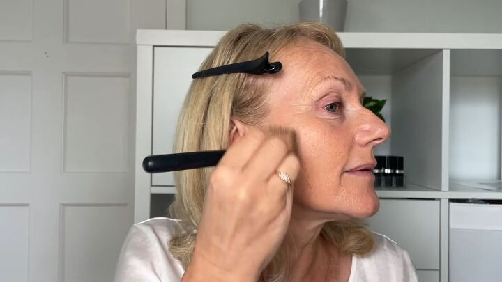 simple morning makeup routine tutorial, Applying makeup to skin