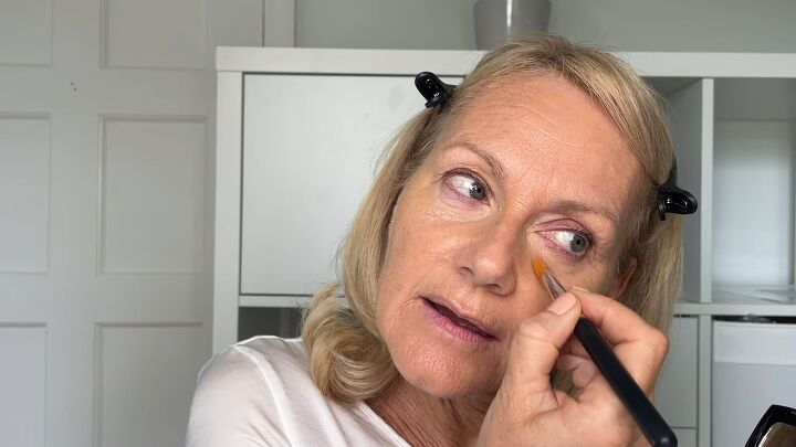 simple morning makeup routine tutorial, Concealing under eye area