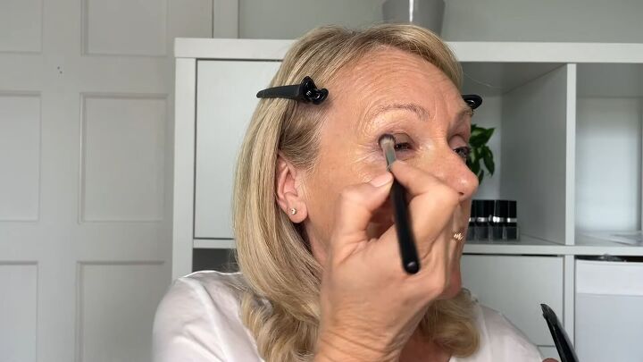 simple morning makeup routine tutorial, Applying eyeshadow