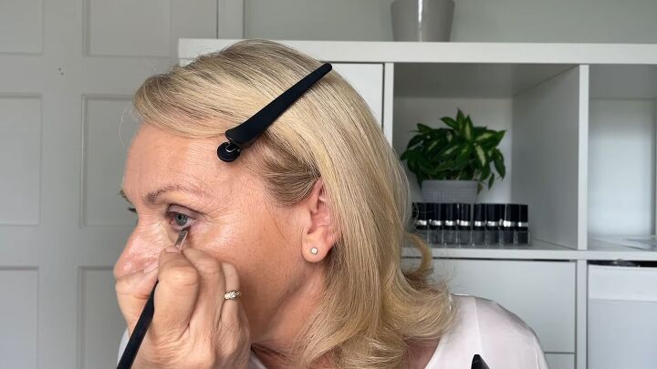 simple morning makeup routine tutorial, Lining eyes
